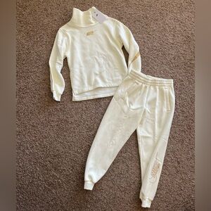 NWT LOT OF NIKE GIRLS SWEATPANTS AND SWEATSHIRT SET SIZE MEDIUM